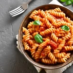 Assiette de pâtes serpentini avec sa sauce tomate