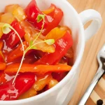Bol de poivrons en sauce
