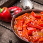 Relish aux poivrons dans une assiette