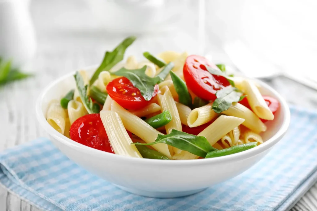 Salade de pâtes au haricot vert et légumes d'été
