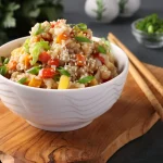 Bol de salade de riz au poisson et légumes