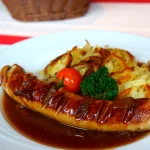 Assiette de saucisse à la sauce tomate avec son accompagnement