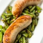 Assiette de saucisses aux haricots verts