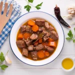 Bœuf mode à l'ancienne servi dans une assiette