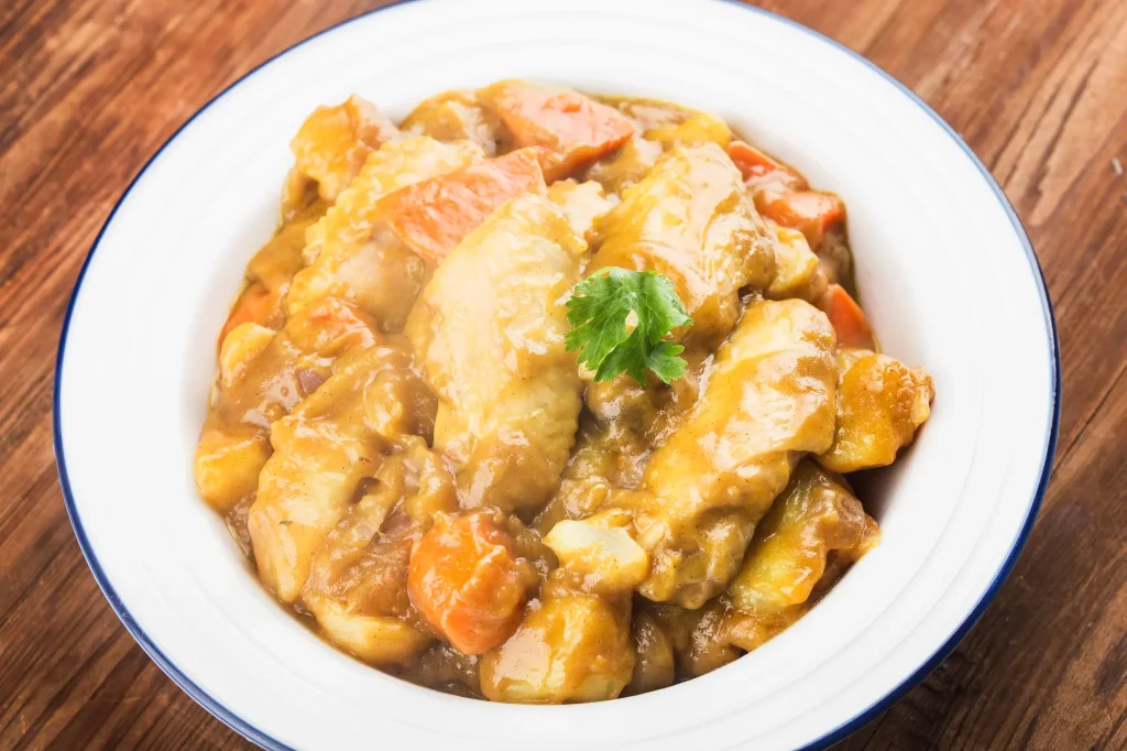 Assiette de ragoût de poulet à la moutarde