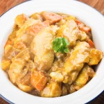 Assiette de ragoût de poulet à la moutarde