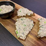 Rillettes de thon au basilic servi avec du pain grillé