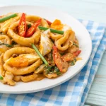 Assiette de calamar à l'ail et au persil