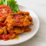 Assiette de poulet aigre-douce