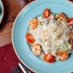 Assiette de risotto aux crevettes et tomates