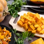 Courge épluchée et coupée en dés