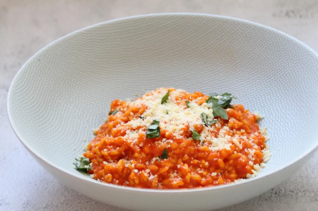 Assiette de risotto à la tomate