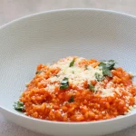 Assiette de risotto à la tomate