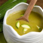 Bol de soupe de courgette