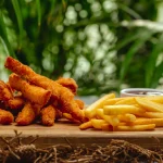 Assiette de nuggets servis avec des frites