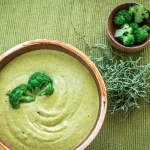 Bol de crème de brocolis