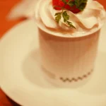 Panna cotta au café servi avec de la crème chantilly