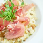 Assiette de risotto au jambon cru