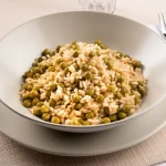 Assiette de risotto de boeuf et légumes