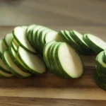 Courgettes coupées en rondelles pour la préparation