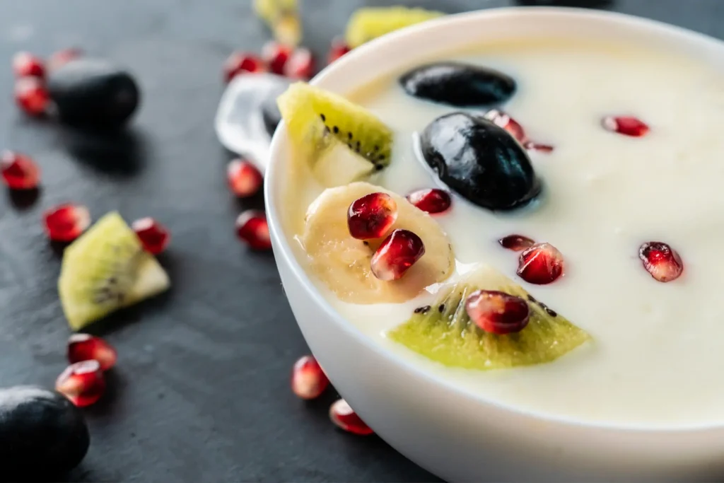 Bol de soupe de lait de coco aux fruits