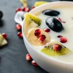 Bol de soupe de lait de coco aux fruits
