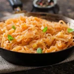 Assiette de courge spaghetti à la bolognaise sans viande hachée