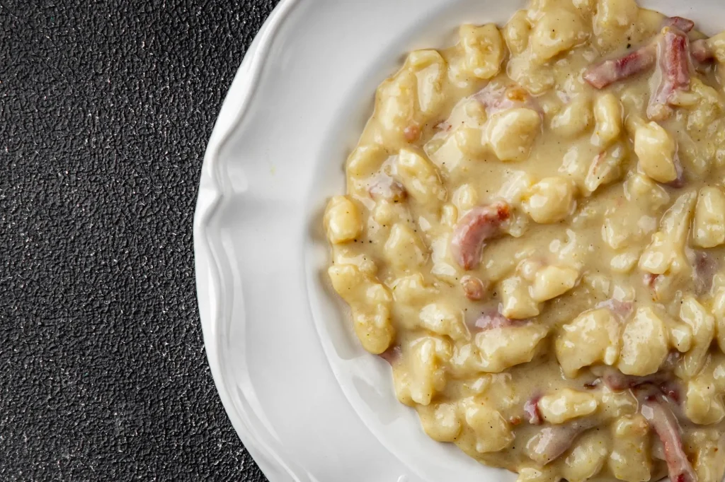 Assiette de gnocchi aux lardons