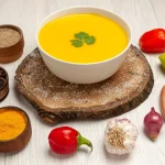 Bol de soupe de légumes au curcuma