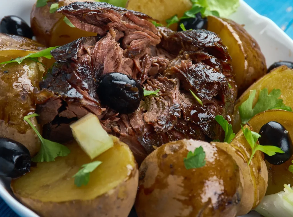 Assiette de boeuf aux olives avec des pommes de terre