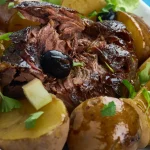 Assiette de boeuf aux olives avec des pommes de terre
