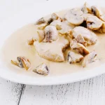 Assiette de poulet à la crème et aux champignons