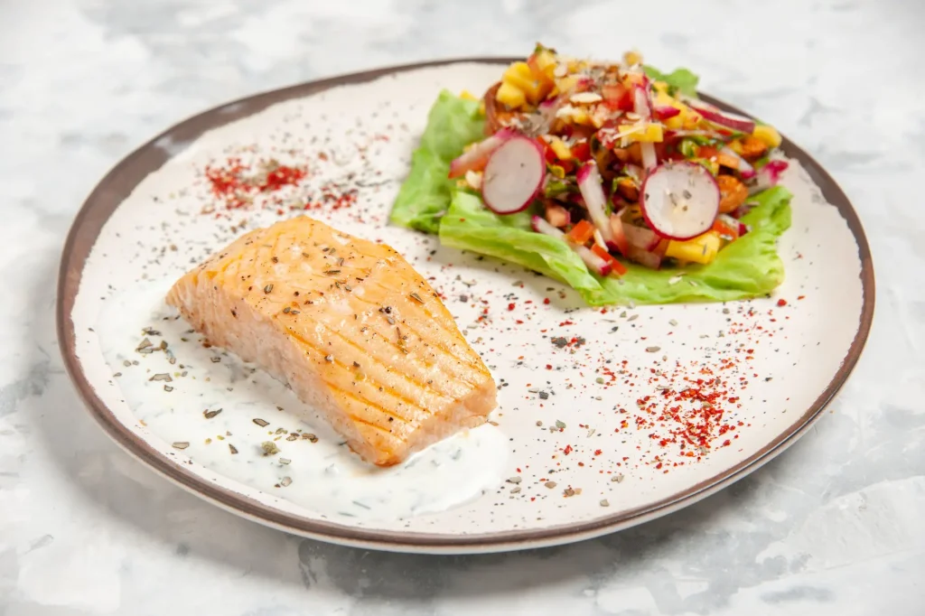 Assiette de saumon à l'échalote servie avec une petite salade