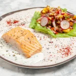 Assiette de saumon à l'échalote servie avec une petite salade