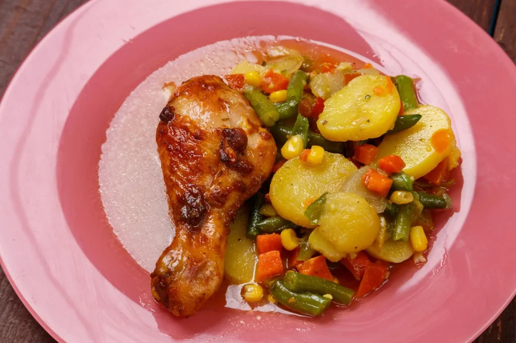 Assiette de cuisses de poulet aux légumes