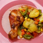 Assiette de cuisses de poulet aux légumes