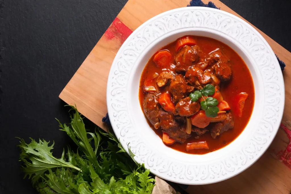 Assiette de goulash de veau