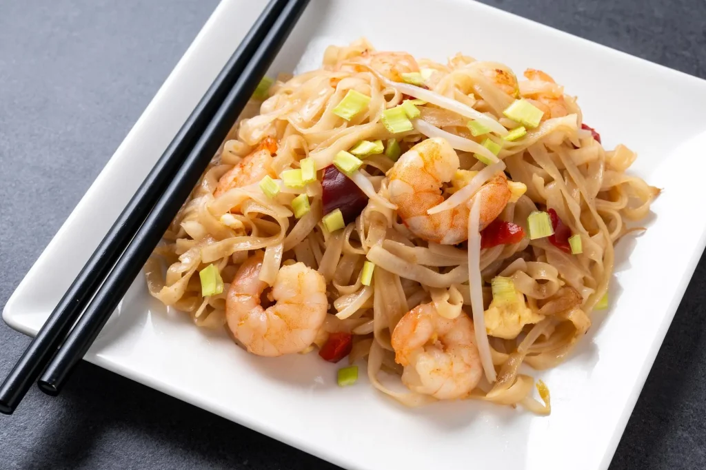 Assiette de nouilles de riz aux crevettes