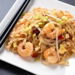 Assiette de nouilles de riz aux crevettes