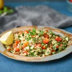 Assiette de salade de boulgour aux herbes