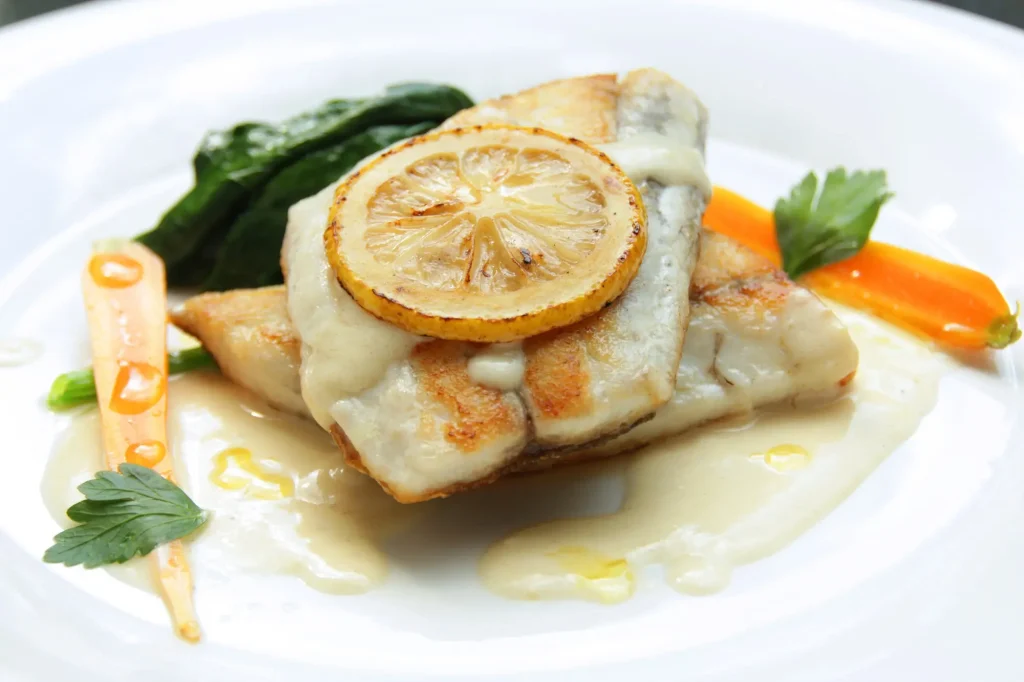 Assiette de colin à la sauce citronnée