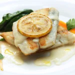 Assiette de colin à la sauce citronnée