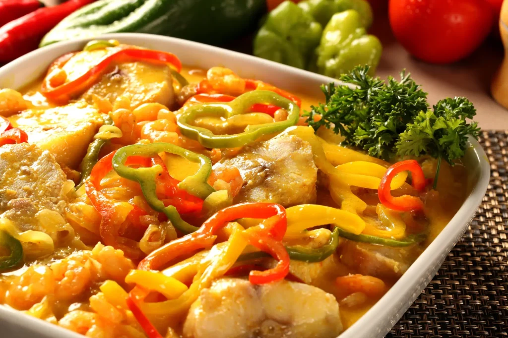 Plat de curry de légumes et poisson