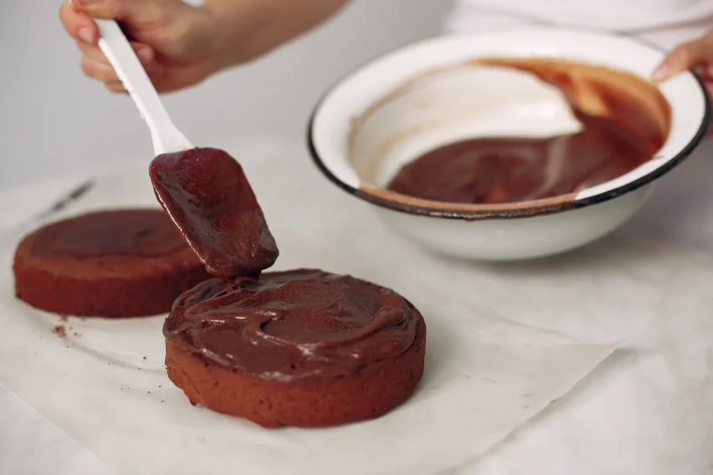 Ganâche au chocolat utilisé pour napper un gâteau