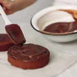 Ganâche au chocolat utilisé pour napper un gâteau