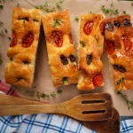 Part de gâteau aux tomates confites