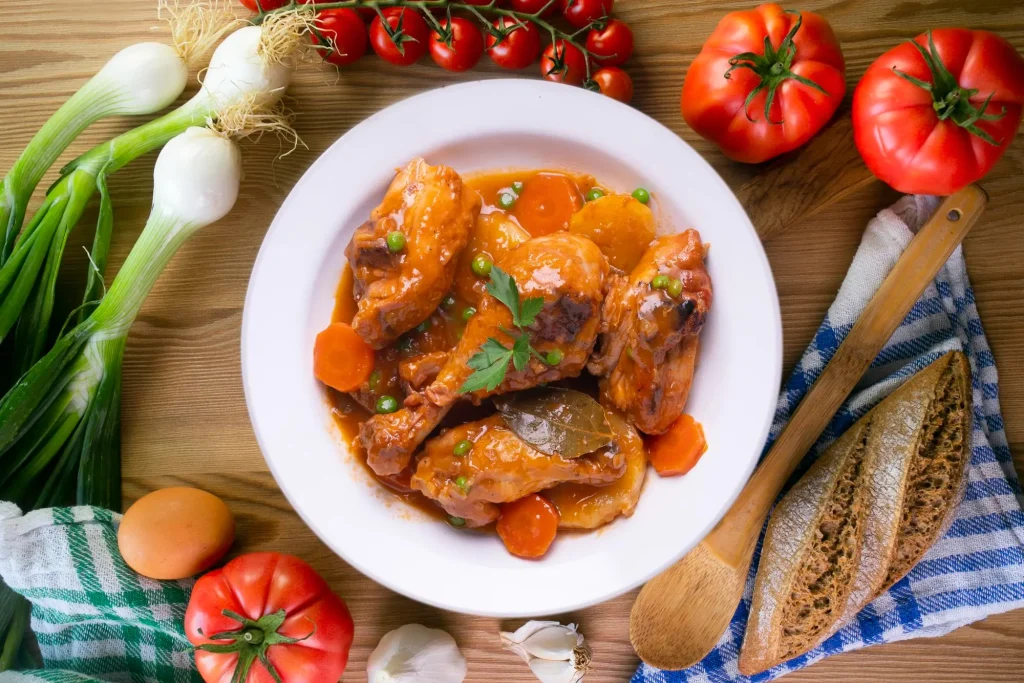 Assiette de mijoté de poulet aux légumes