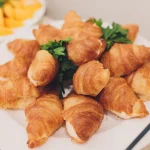 Assiette de mini-croissants au fromage