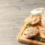 Pâté à l'ail servi avec des tranches de pain
