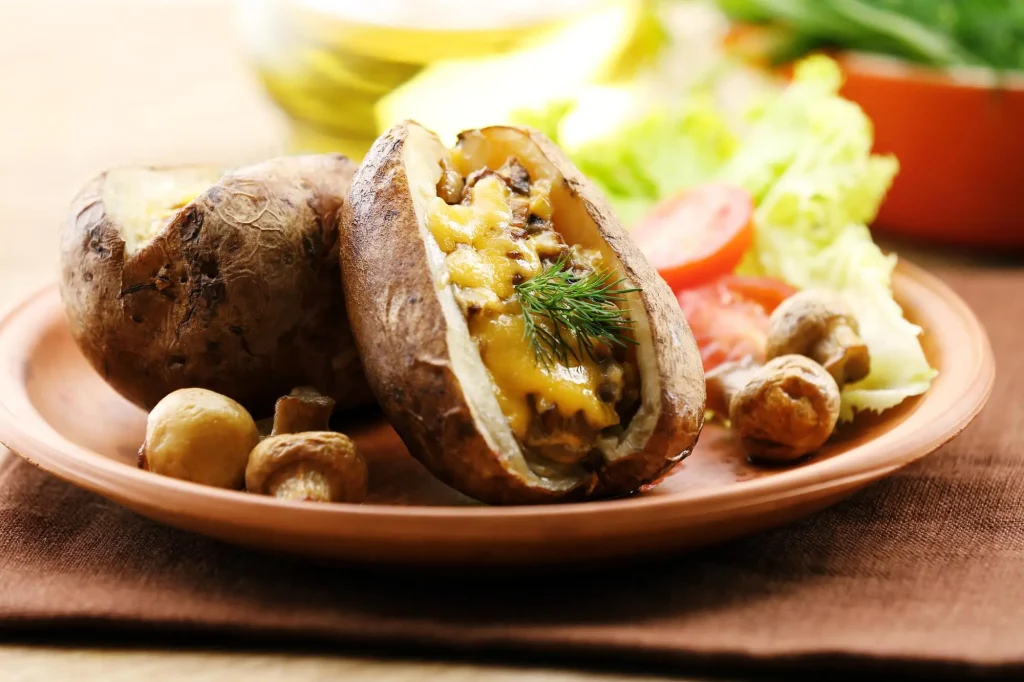 Assiette de pommes de terre farcies